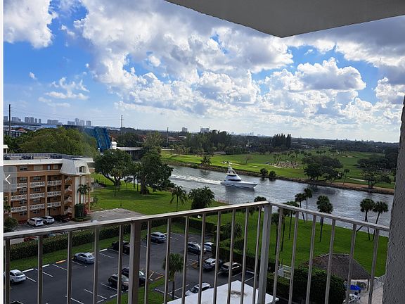 5th image of 336 Golfview Rd APT 909