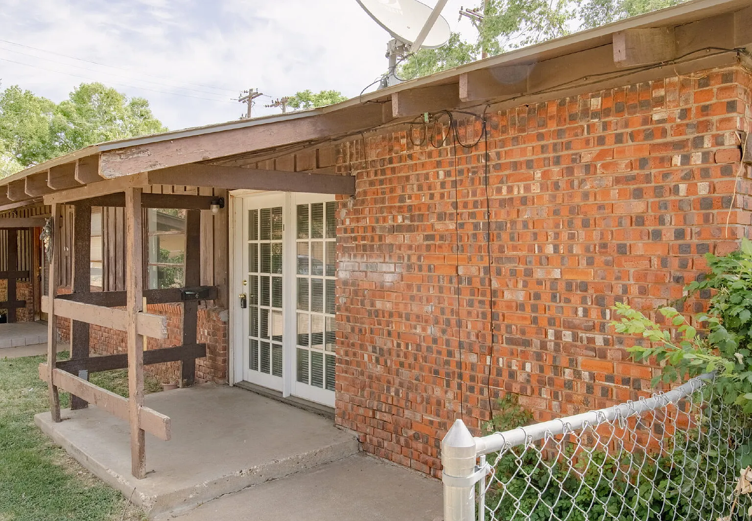 2 bed, 1.0 bath, 1104 sqft, $750 — Photo 1