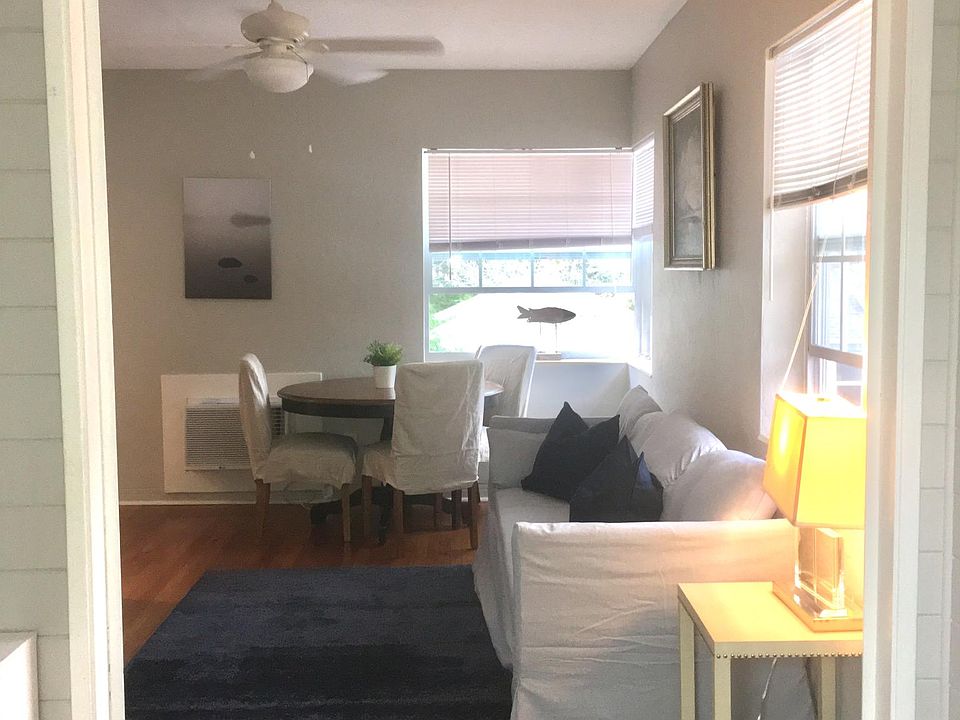 2nd image of 28 Avenue N St