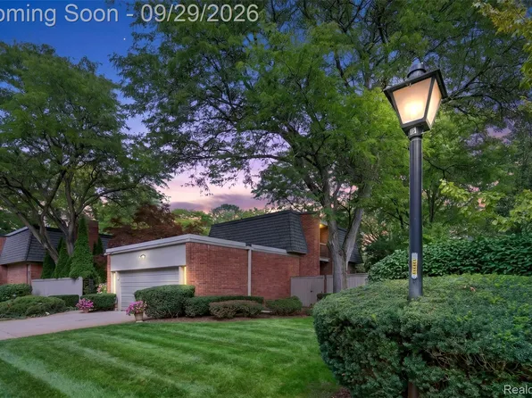 1043 Stratford Ln, Bloomfield Hills, MI 48304