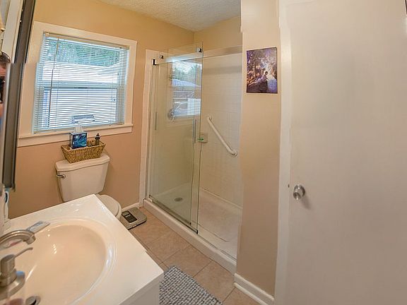 2nd image of 900 Faulkner St