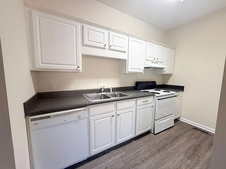 1780 N Dixie Ave — Photo 6