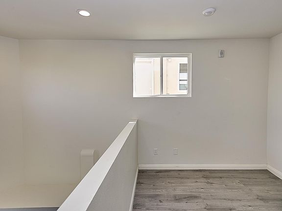 5th image of 407 N Ardmore Ave #301