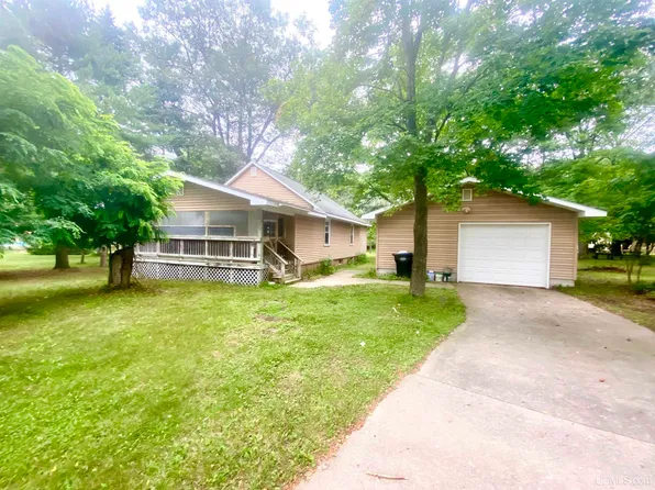417 29th St, Gladstone, MI 49837