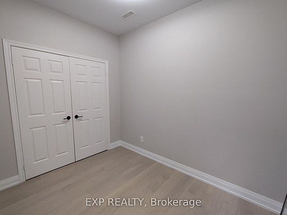 4th image of 601 Adelaide St W