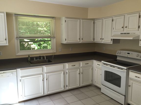 3rd image of 10 Hammond Dr #B