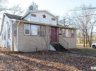 1140 W Webster St, Benton, IL 62812