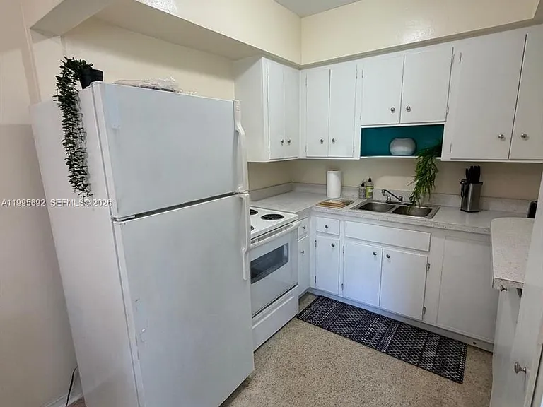 1111 N Victoria Park Rd #3 — Photo 5