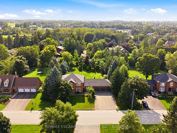 2nd image of 6 Willow Cres