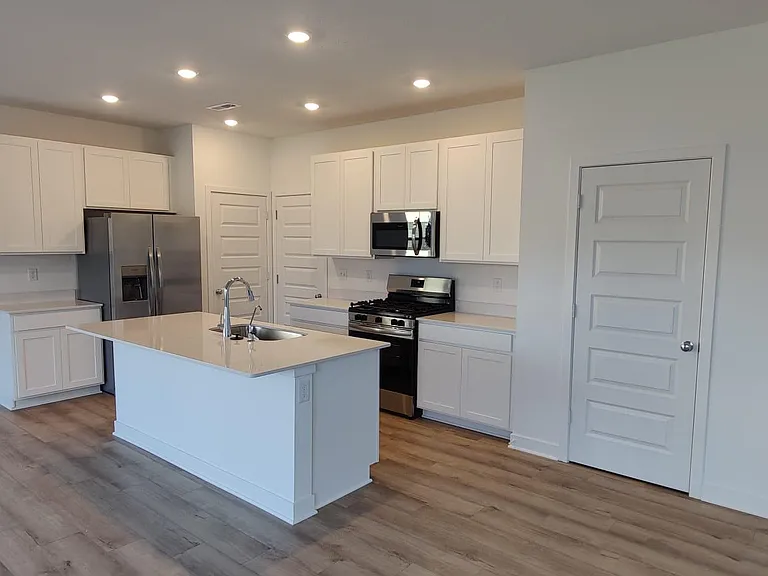 2209 Dixon Creek Dr — Photo 13