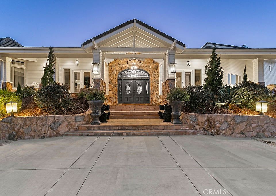 1st image of 40075 Avenida La Cresta