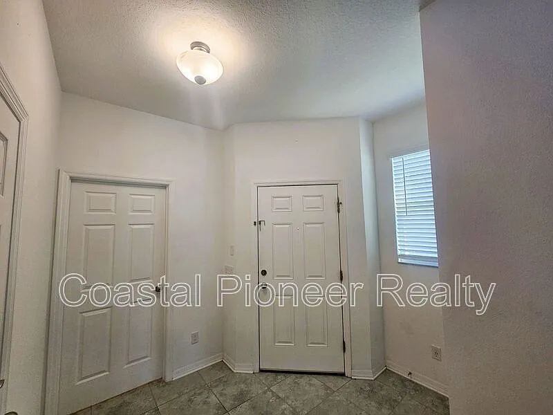 3 bed, 2.5 bath, 2351 sqft, $2,650 — Photo 4