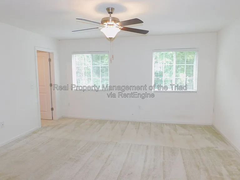 719 Torbay Dr — Photo 9