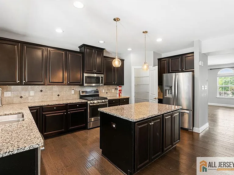 89 Isabelle Ct — Photo 12