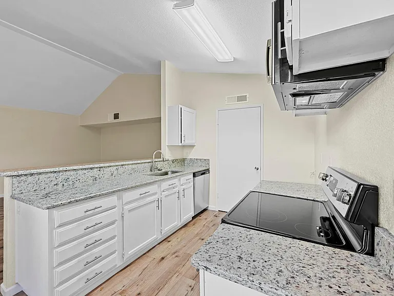 6005 Dooley Dr — Photo 9