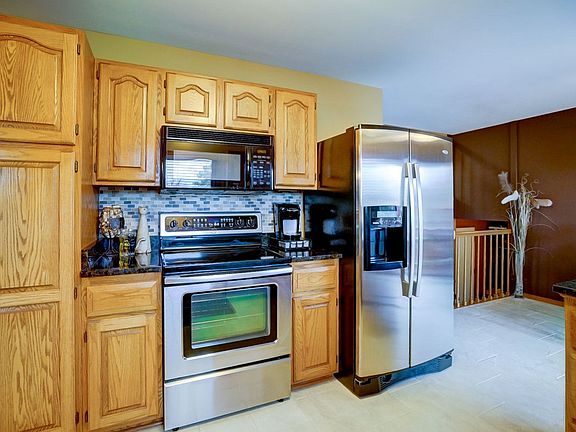 3rd image of 832 Glenview Dr