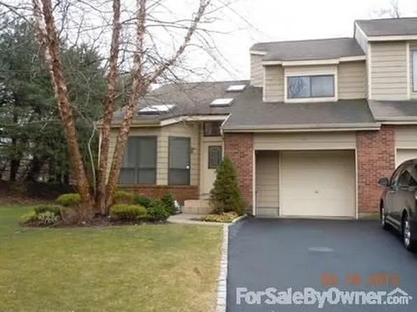 16 Whitman Ridge Dr, Melville, NY 11747