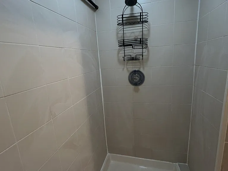 632 W Roxbury Pkwy — Photo 14
