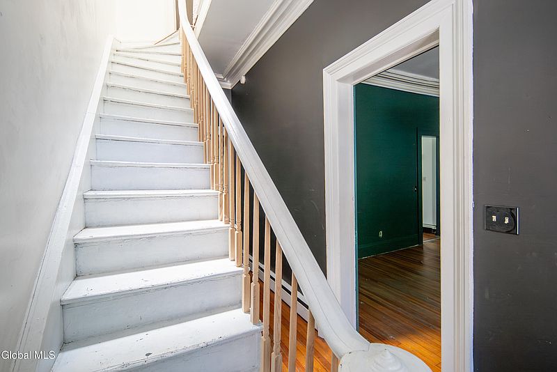 4th image of 140 Grand Street