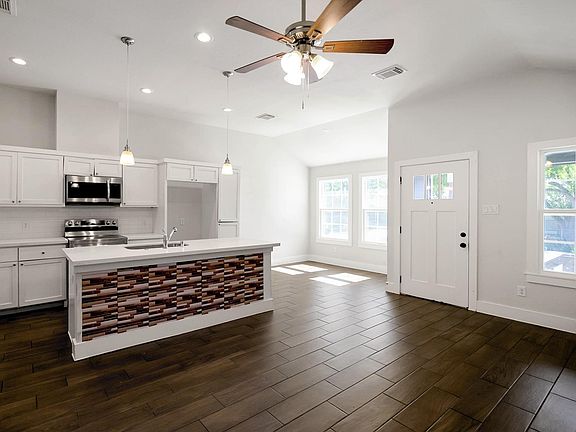 3rd image of 5901 Woodview Dr #B