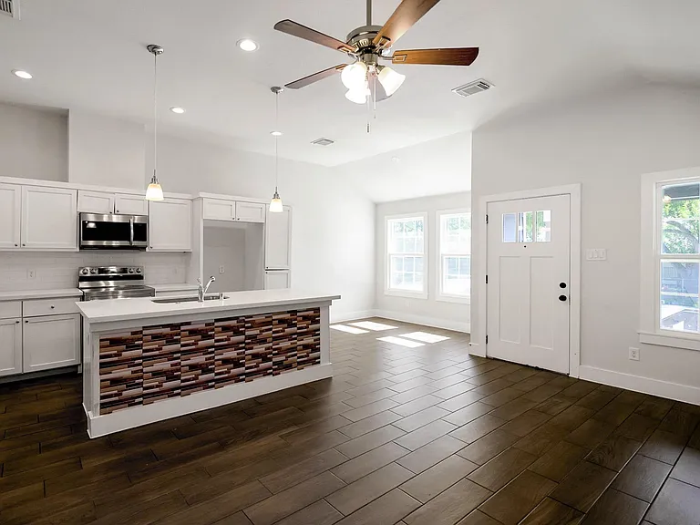 5901 Woodview Dr #B — Photo 3