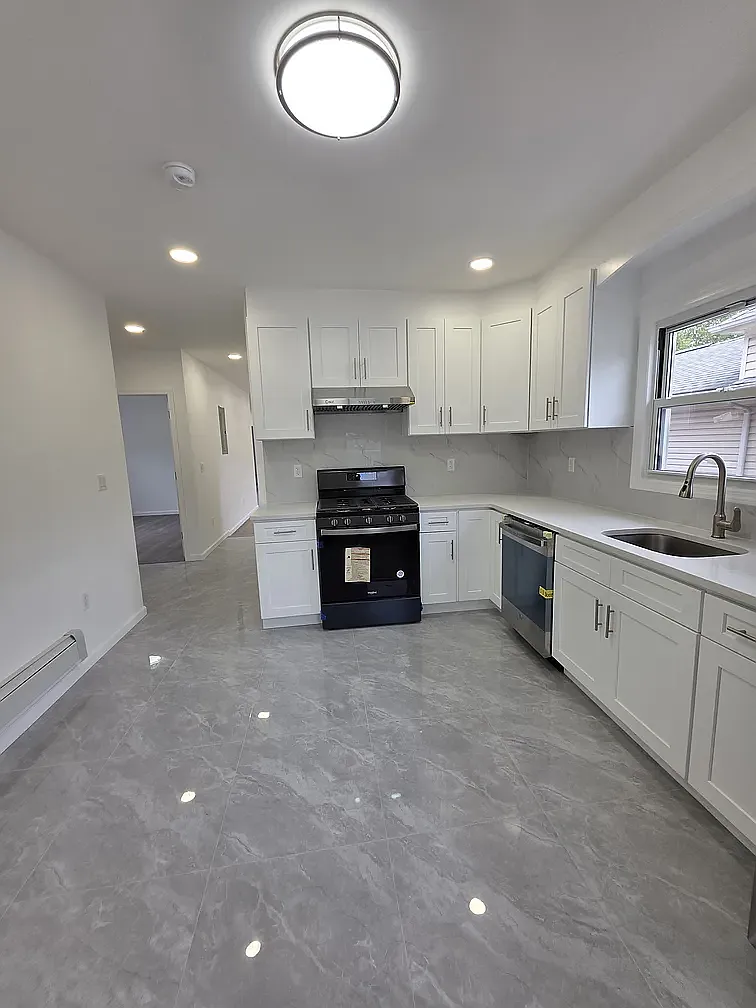 142 Fremont Ave — Photo 2