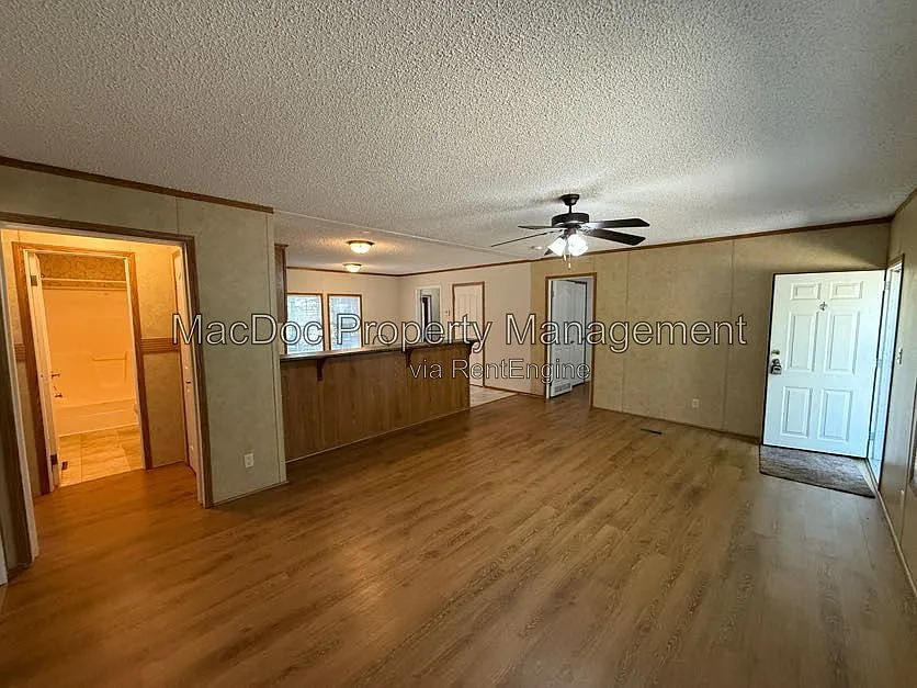 3 bed, 2.0 bath, 1344 sqft, $1,895 — Photo 4