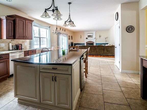 4th image of 18 Eastland Cir