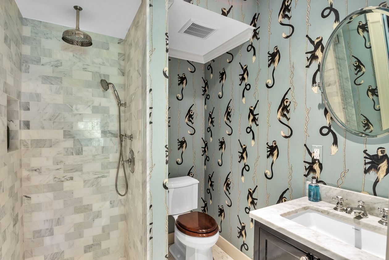  Downstairs Bathroom (en suite)