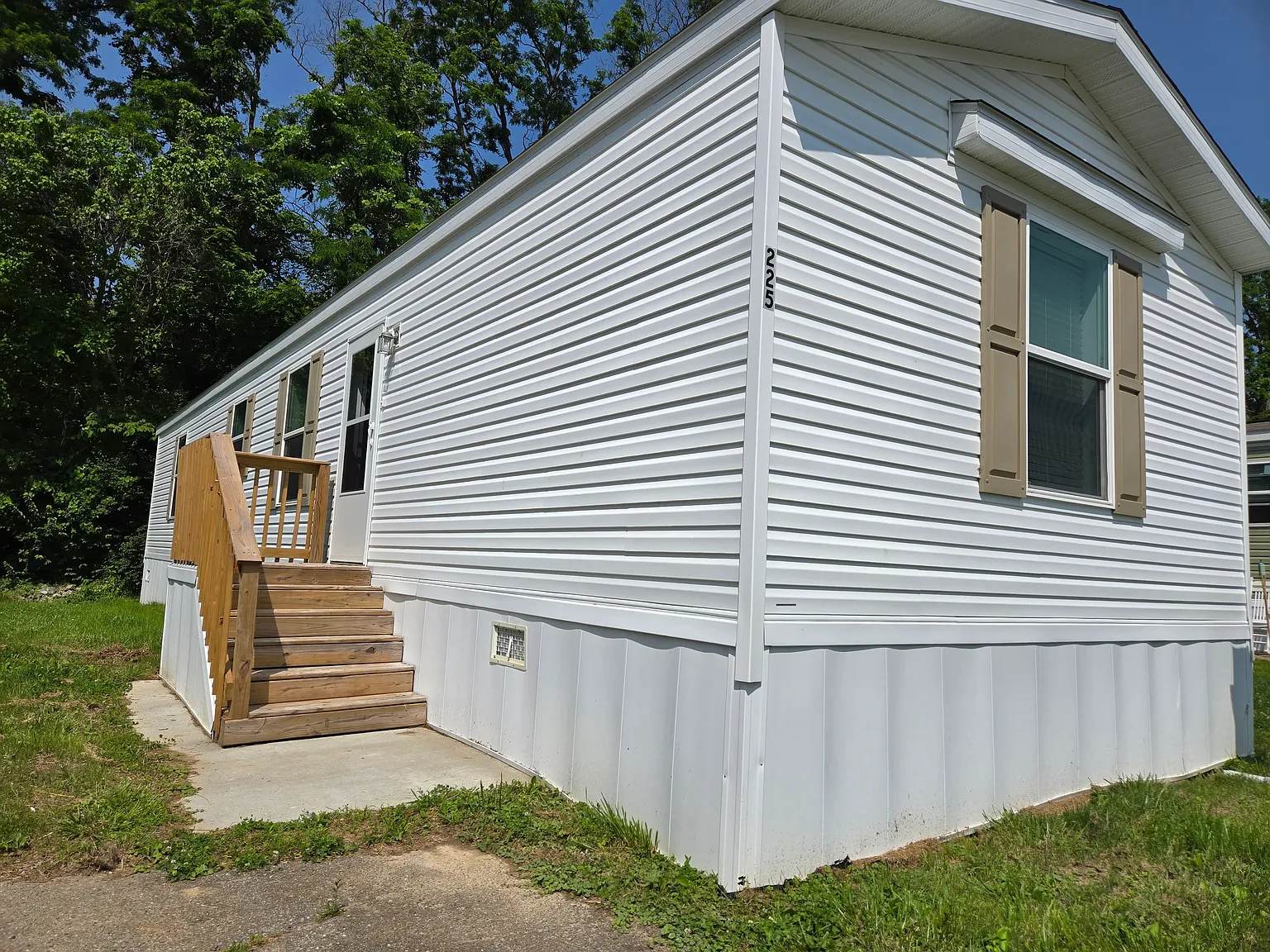 225 Robin Dr — Photo 1
