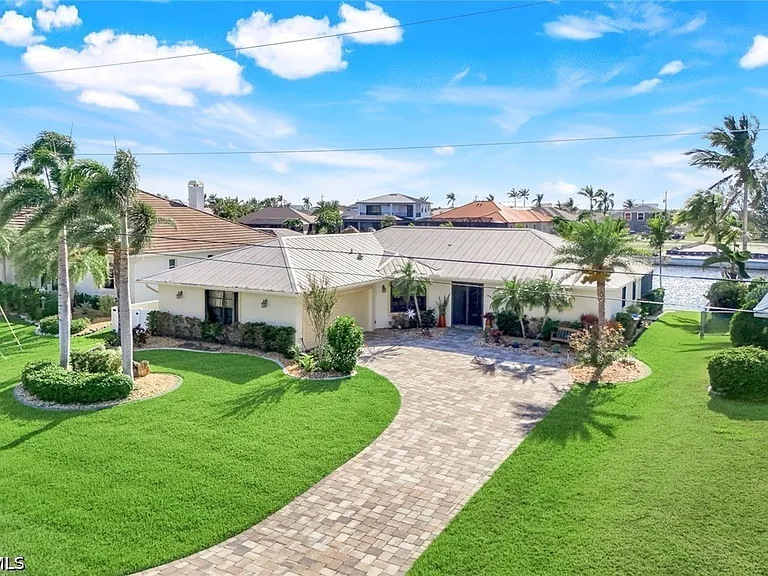 2556 SW 28th Pl — Photo 1