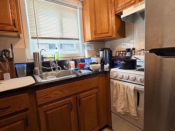 2nd image of 243 Lake St APT 2