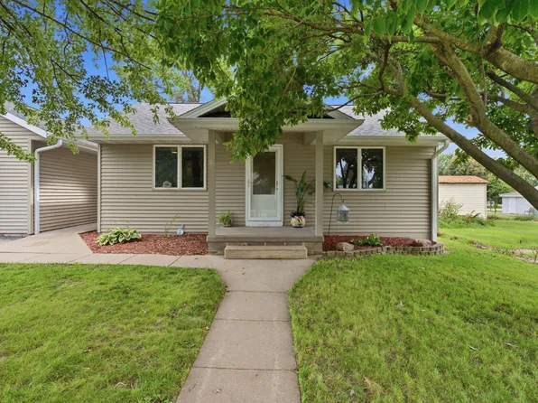 6 Virginia Dr, Muscatine, IA 52761