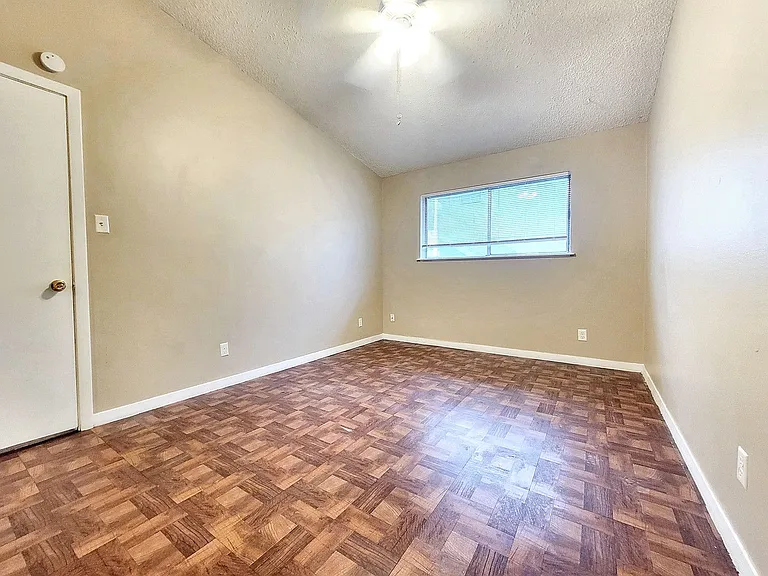 618 W 51st St #104 — Photo 15