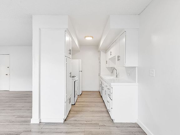 4th image of 934 Larch St APT 2C