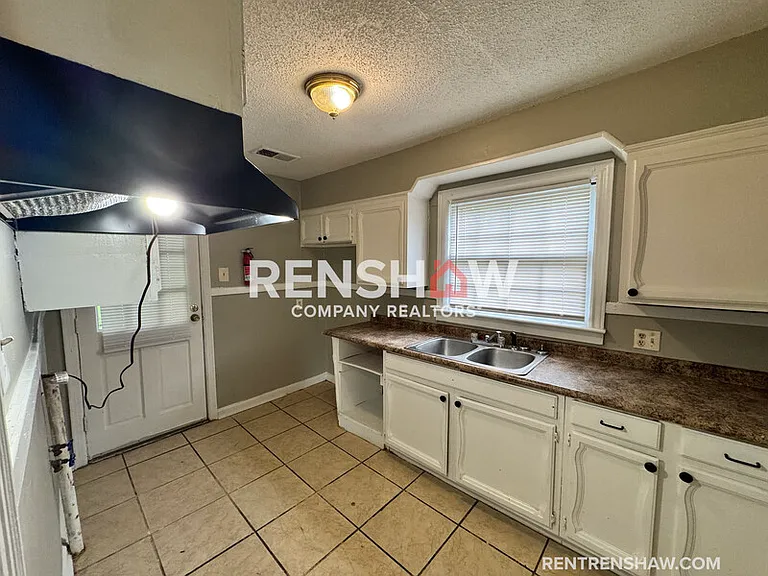978 Dillworth St — Photo 6