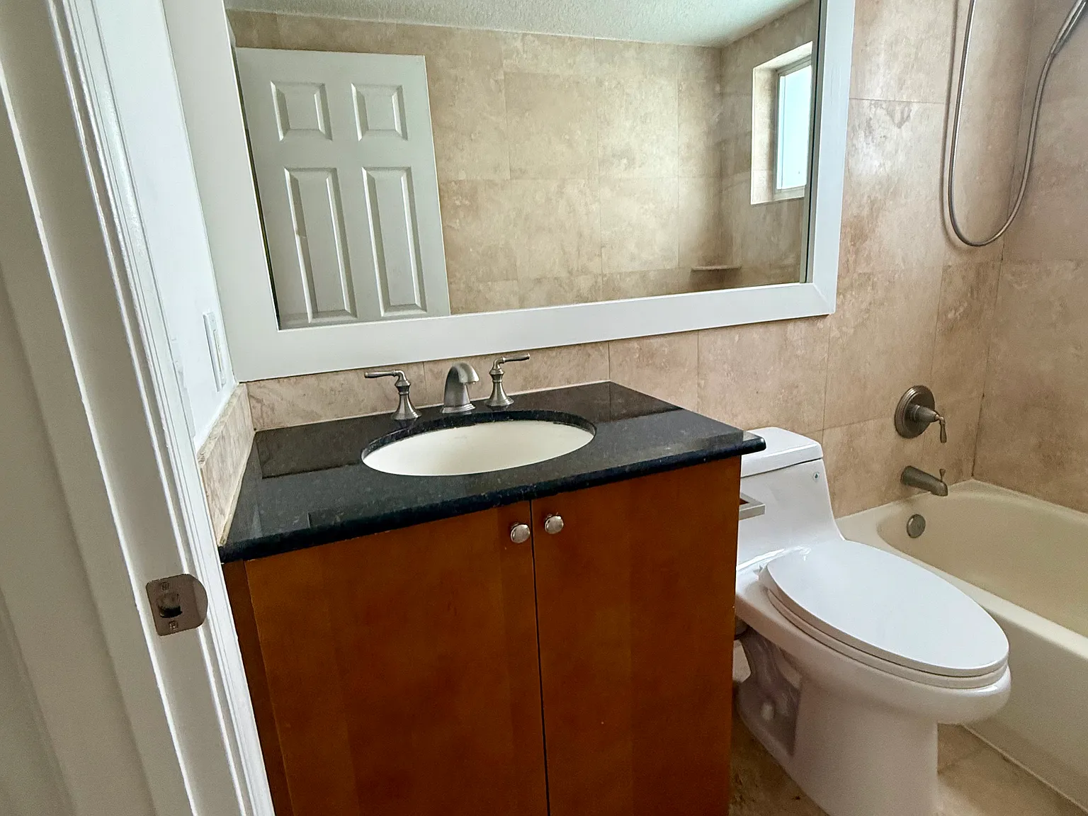 2 bed, 908 sqft, $2,100 — Photo 2