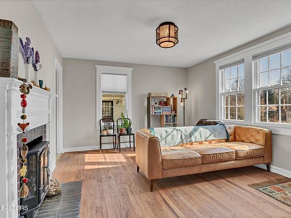 3rd image of 909 Banks Ave