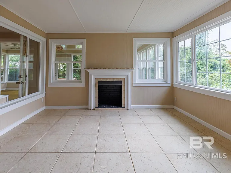 208 Pinecrest Ln — Photo 5