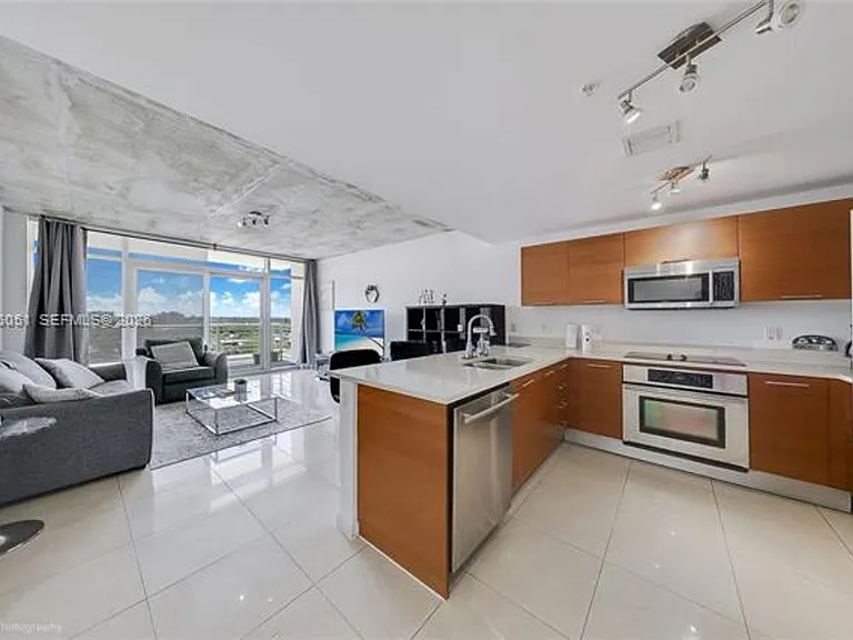 3250 NE 1st Ave #CU-811 — Photo 3