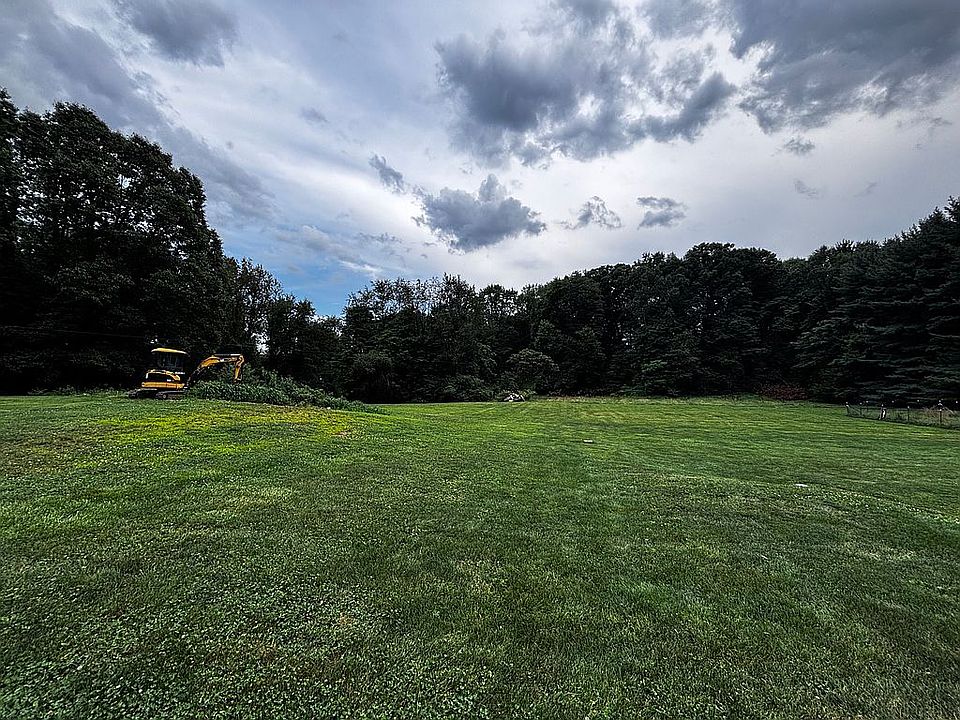 2nd image of 2976 Greenleaf Rd