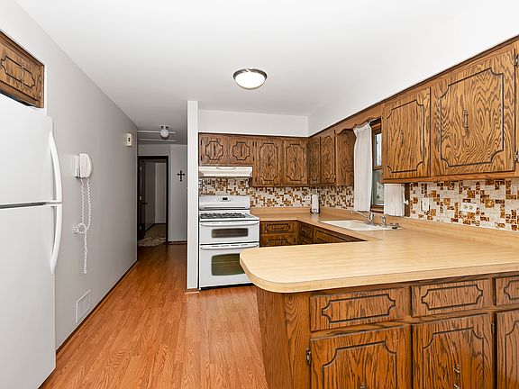3rd image of 9211 Raymond Ave
