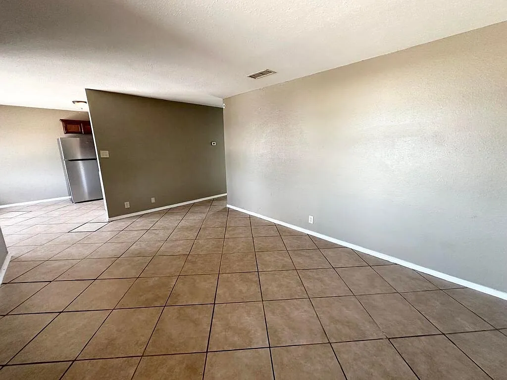 2 bed, 1.0 bath, 942 sqft, $1,000 — Photo 2