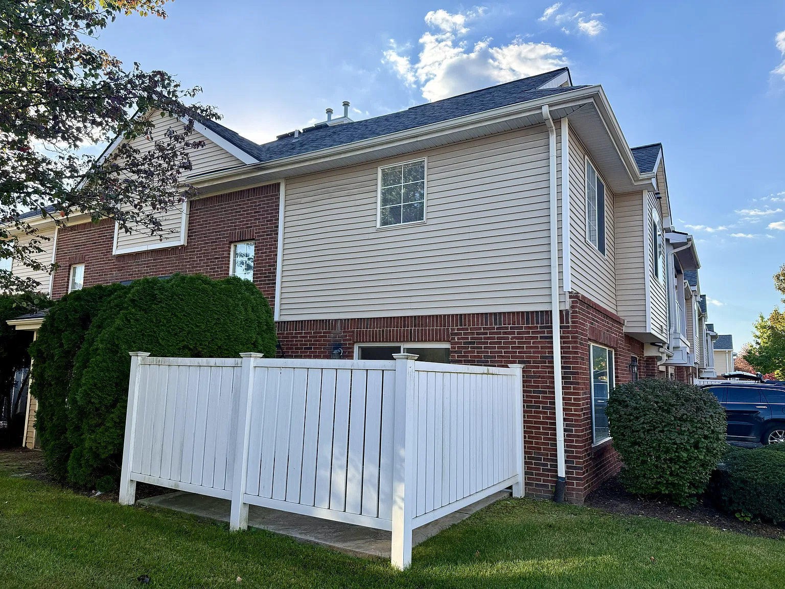 2 bed, 2.5 bath, 1396 sqft, $1,750 — Photo 2