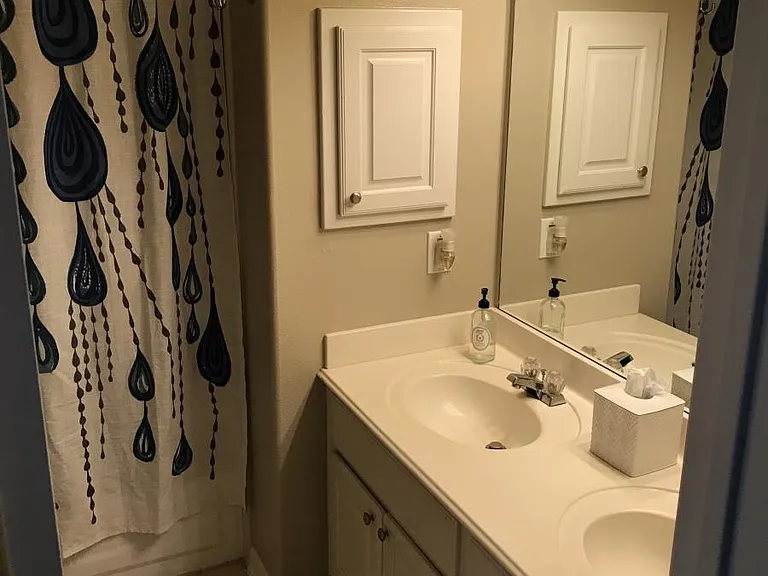 Upstairs Full Bathroom