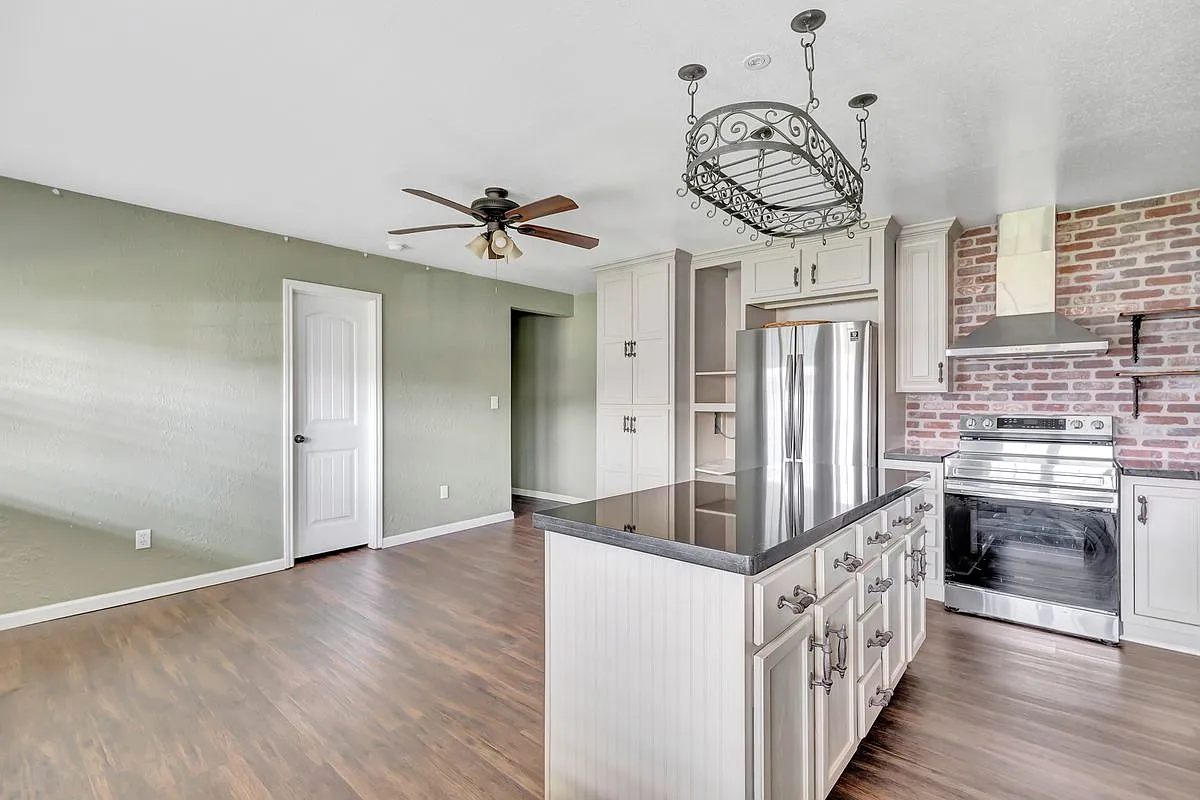 2 bed, 1.0 bath, 715 sqft, $1,350 — Photo 3