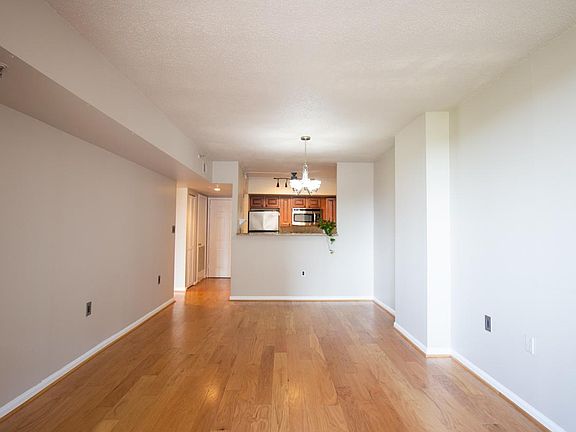 3rd image of 1001 N Randolph St APT 606
