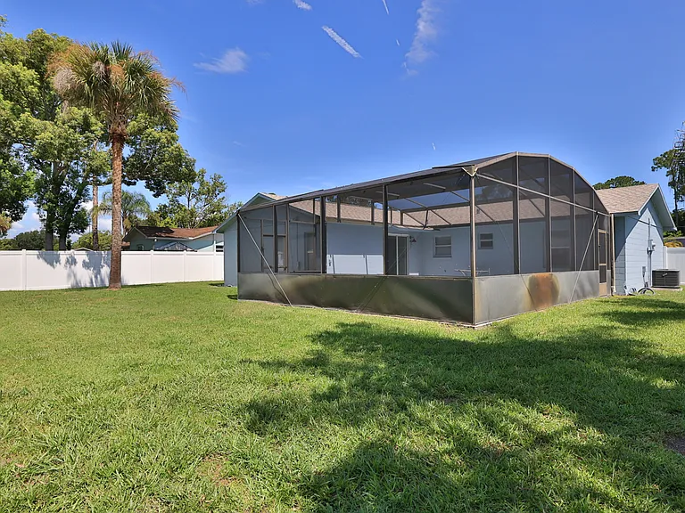 1404 Dexter Dr N — Photo 24