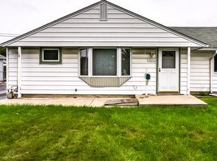9076 S Main St, Hometown, IL 60456