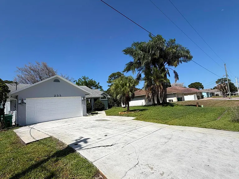 233 SW Chapman Ave — Photo 2